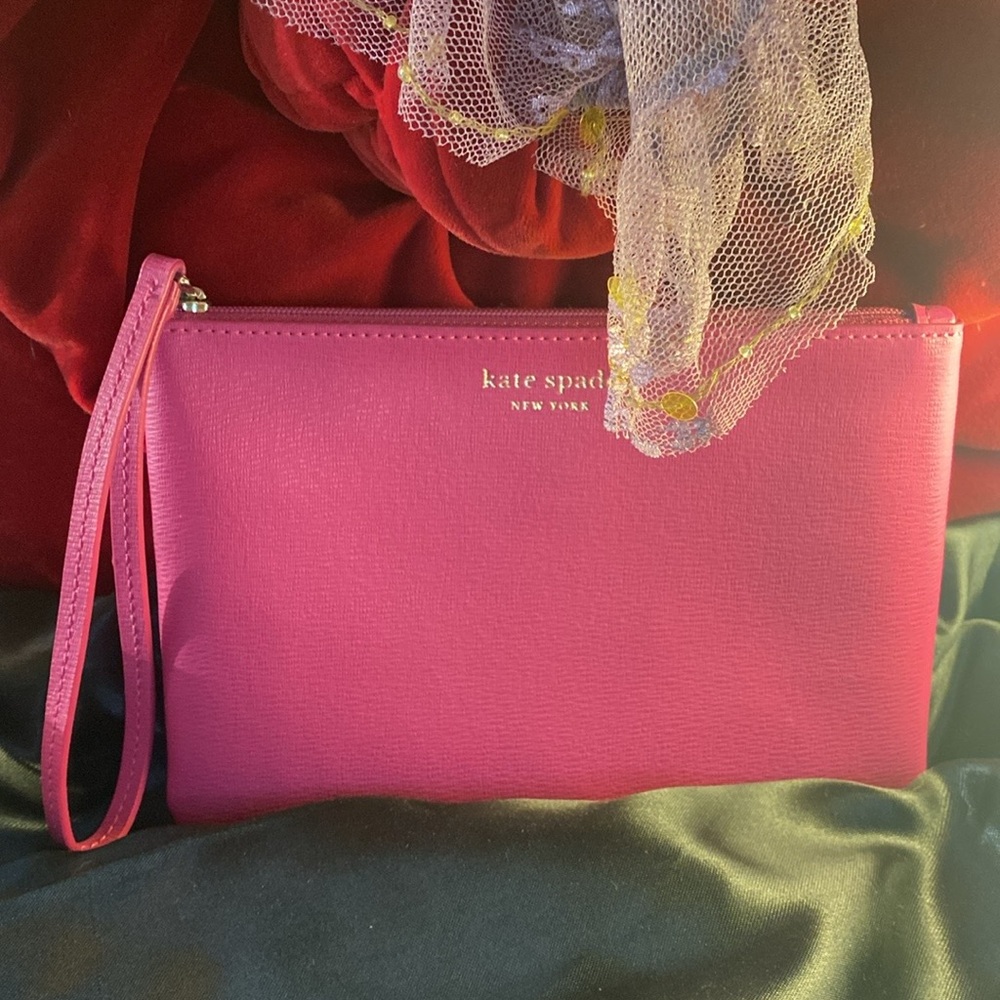 NWOT Kate Spade wristlet. Perfect pre-owned condition